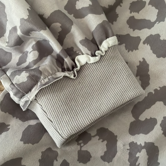 SHEIN Leopard Print Pullover.  Grey size Large - Picture 3 of 5